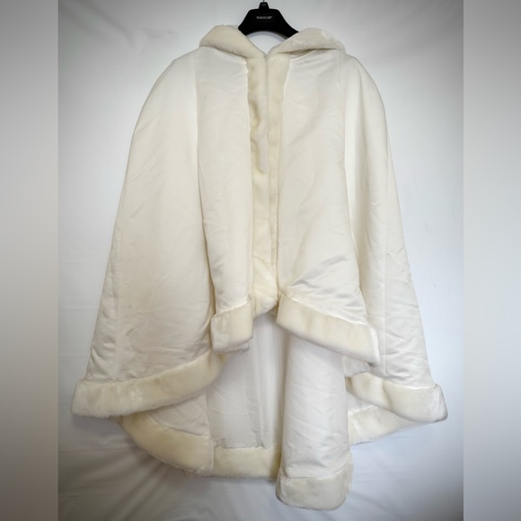 David’s Bridal | PLUS Size Ivory Wedding Winter Midlength Cape Faux Fur - Picture 1 of 10
